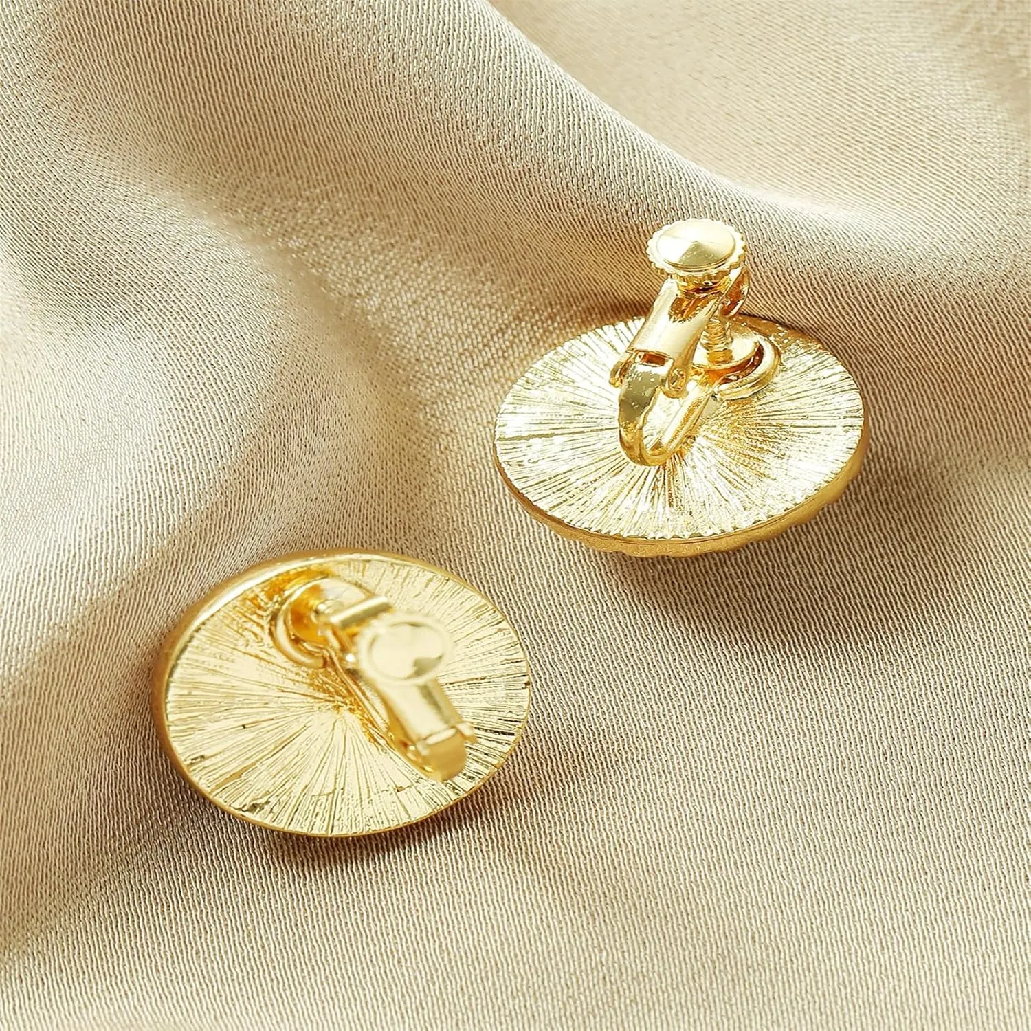 Pearl Clip on Earrings for Women Freshwater Baroque Pearl Dangle Drop Earrings Non Pierced 14K Gold Plated Oval Earrings White Imitation Pearl Earrings Fashion Wedding Minimalist Jewelry