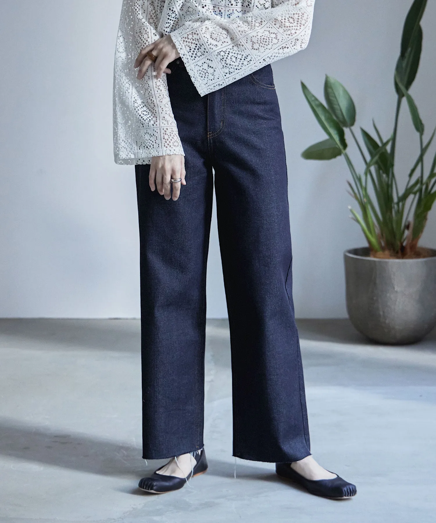 Rigid DENIM cut-off high waist pants