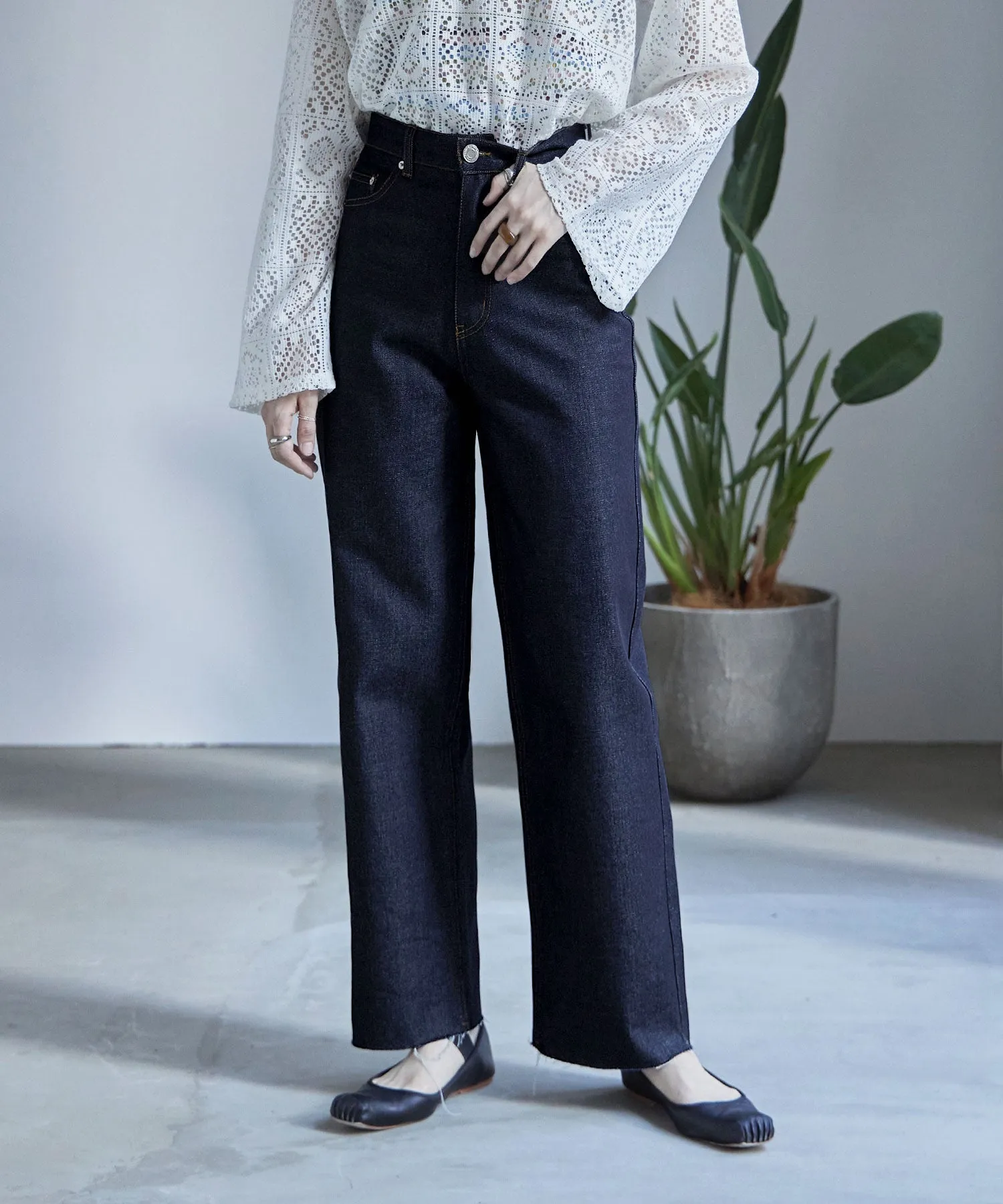 Rigid DENIM cut-off high waist pants