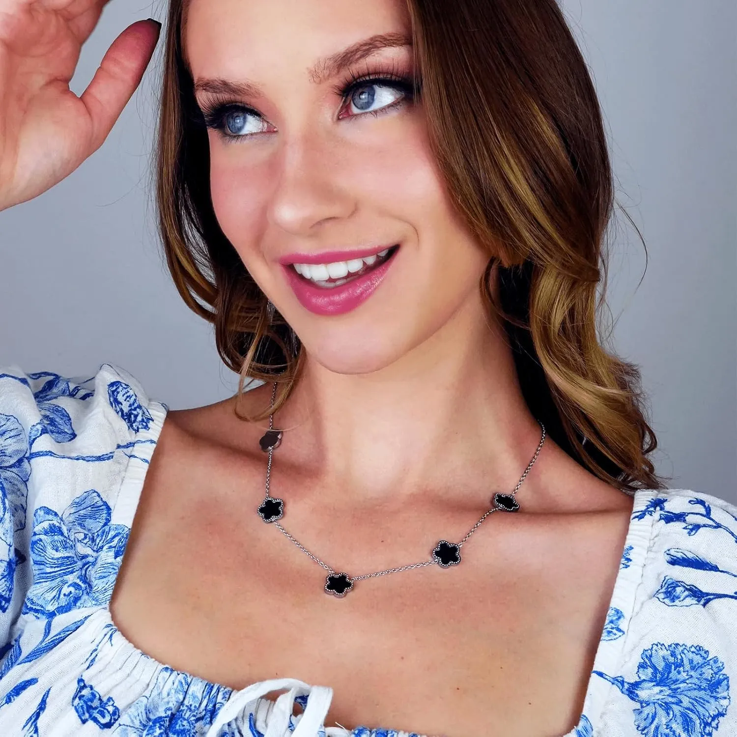 SHINYY 5 Leaf Clover Choker Necklace for Women 18K Gold Plated Stainless Steel Black Lucky Five Leaf Dangle Chain Jewelry Gift for Mother and Daughter