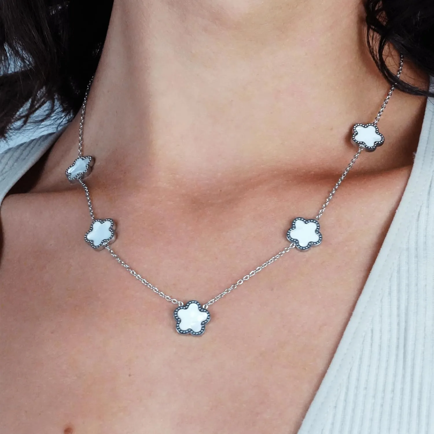 SHINYY 5 Leaf Clover Choker Necklace for Women 18K Gold Plated Stainless Steel Black Lucky Five Leaf Dangle Chain Jewelry Gift for Mother and Daughter